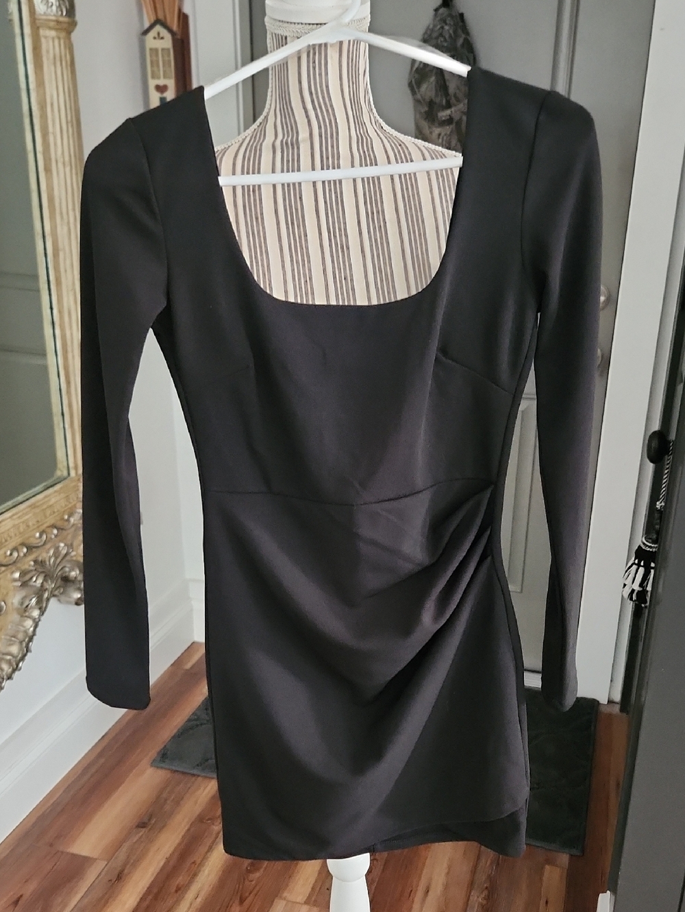Women's Black Long-Sleeve Scoop Neck Dress